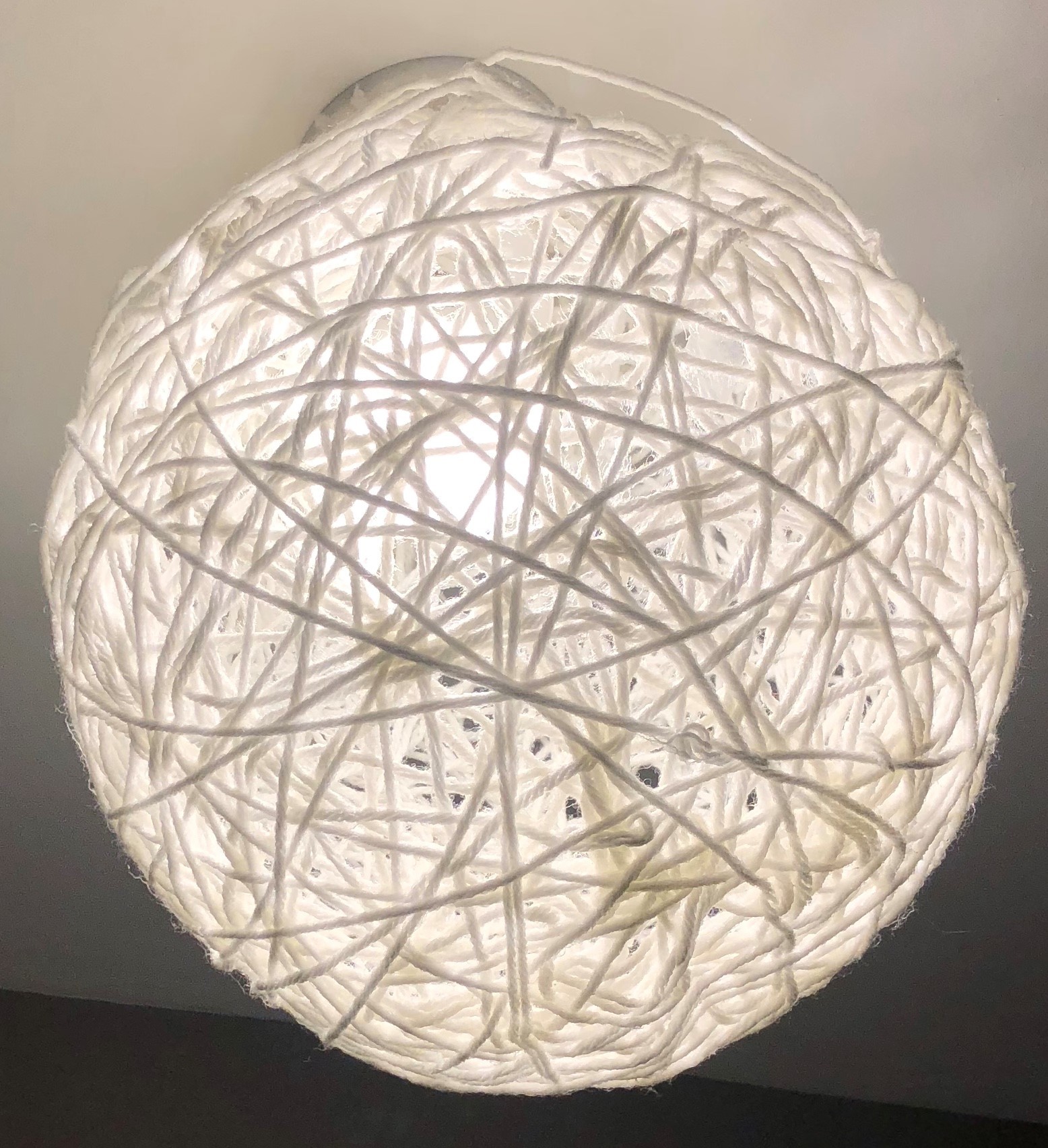 DIY : réaliser un luminaire en ficelle